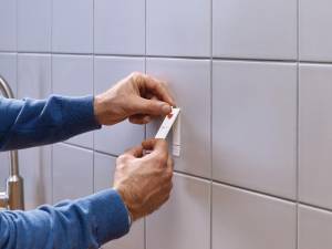 Tesa Klevende Spijker voor Tegels en Metaal, verstelbaar, draagvermogen 3 kg, blister van 2 stuks