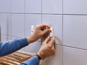 Tesa Klevende Spijker voor Tegels en Metaal, verstelbaar, draagvermogen 3 kg, blister van 2 stuks