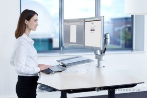 Bakker Elkhuizen Bras &eacute;cran plat Space-arm Beam Dual Clamp photo atmosph&egrave;re